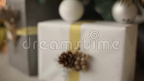 时尚的白色内部手工礼品和礼物装饰丝带和凸起在圣诞树下视频的预览图