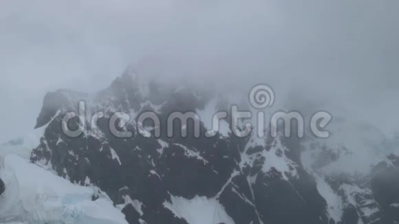 雾笼罩着白雪皑皑的山顶安德列夫视频的预览图
