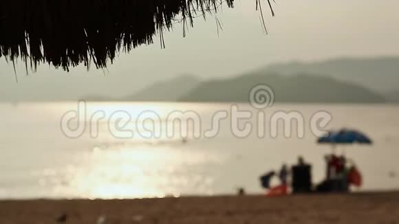 异国海滩与阳光明媚的越南剪影芽庄城视频的预览图