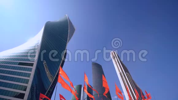莫斯科充满活力的公共汽车区摩天大楼挥舞着红旗视频的预览图
