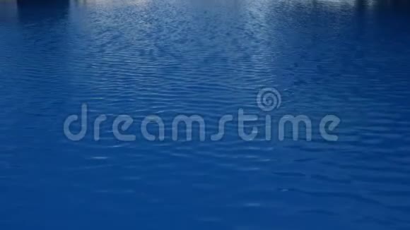 游泳池的水的俯视图抽象蓝色背景视频的预览图
