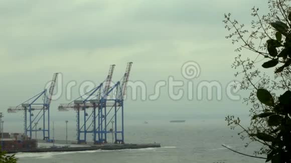 乌克兰敖德萨海商贸港货前的海运港口起重机集装箱码头和工业区视频的预览图