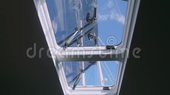 游艇甲板和桅杆通过游艇舱窗的视野视频的预览图