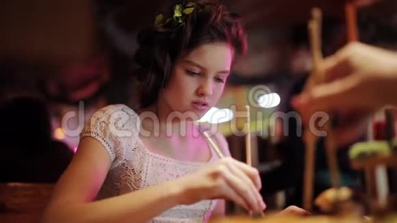 大套餐寿司和餐盘卷泛亚餐厅的家庭晚餐女孩吃肉卷视频的预览图