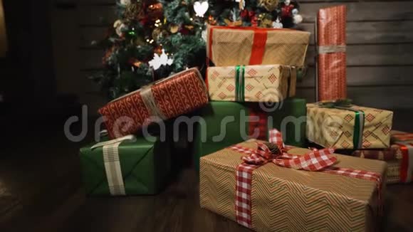 用礼物装饰圣诞树视频的预览图