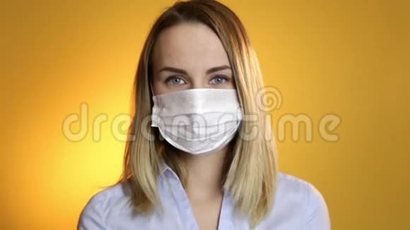 把一个戴手术面罩女医生的脸闭上视频的预览图