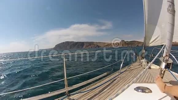游艇的船头上有一个人脚在黑海视频的预览图