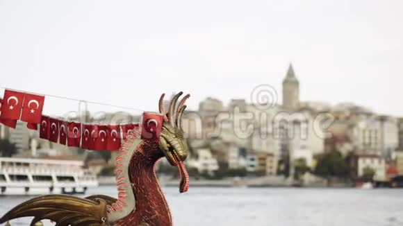 浮在博斯普鲁斯的旅游船带有加拉塔和伊斯坦布尔城市景观背景视频的预览图