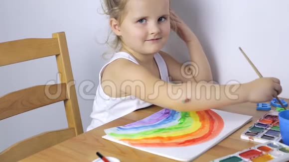 美丽的少女画彩虹视频的预览图