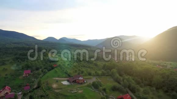 空中无人机视图在山上日落日落时的山脉风景视频的预览图
