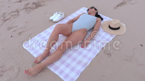 睡在沙滩毛巾上的女人视频的预览图