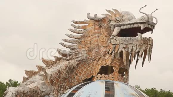 越南休废弃水上公园水族馆大楼里的巨龙龙龙视频的预览图