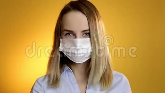 把一个戴手术面罩女医生的脸闭上视频的预览图