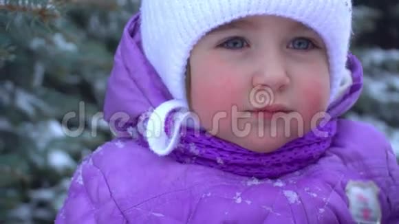 冬天小孩站在街上微笑视频的预览图