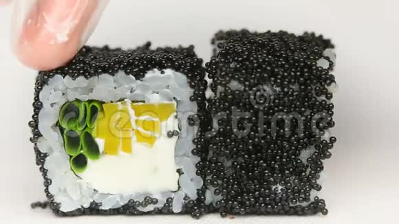 黑鱼子酱精致卷厨师在豪华日本餐厅介绍寿司卷旋转白色视频的预览图