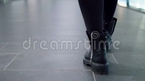 穿时髦鞋子的女人视频的预览图