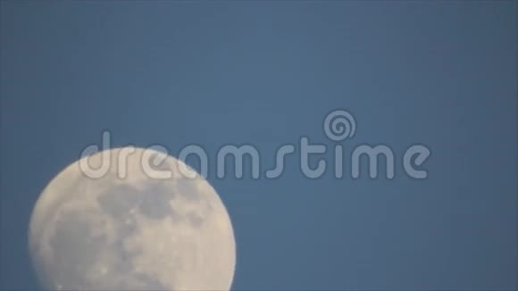 月亮在黄昏的天空视频的预览图