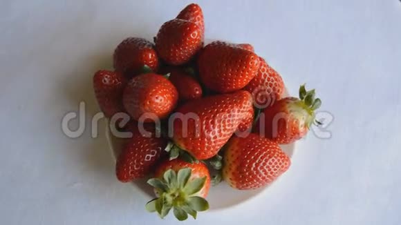 草莓在盘子里视频的预览图