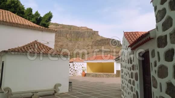 法塔加白色小建筑景观视频的预览图