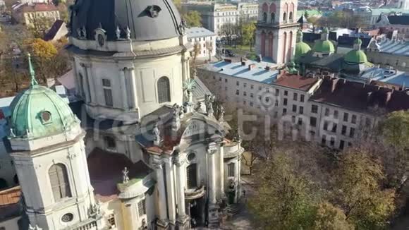 乌克兰利沃夫老城区中部多米尼加教堂空中录像视频的预览图