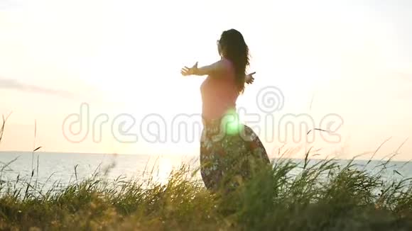 女孩惊讶于海边的日落双手举起高清1920x1080慢动作视频的预览图