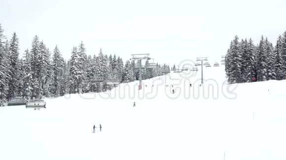 人们在滑雪坡上滑雪和滑雪板视频的预览图