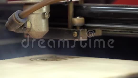 激光高精度激光焊接钣金高速切割视频的预览图