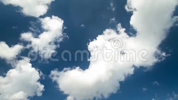 白天在晴朗的深蓝的天空中缓慢移动的白色蓬松的云在惊人的稳定时间间隔4k云景拍摄视频的预览图