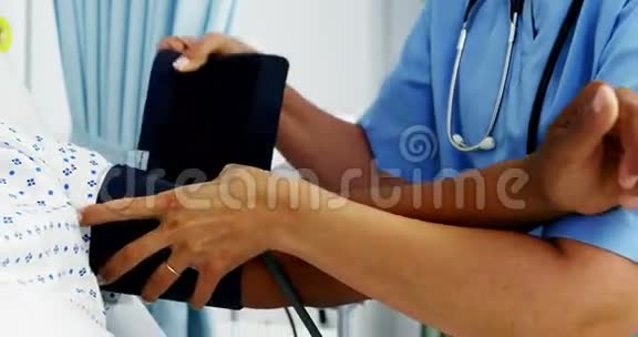女医生操作心跳机视频的预览图