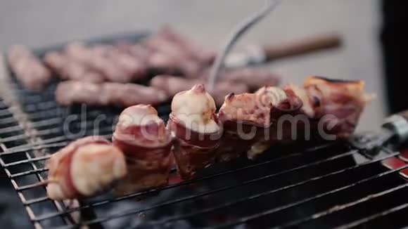 肉和香肠是烤的特写镜头烧烤很漂亮的烤肉视频的预览图