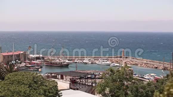 港口和中世纪城堡在凯里尼亚市塞浦路斯风景的凯里尼亚旧港口停泊船只的小海湾视频的预览图