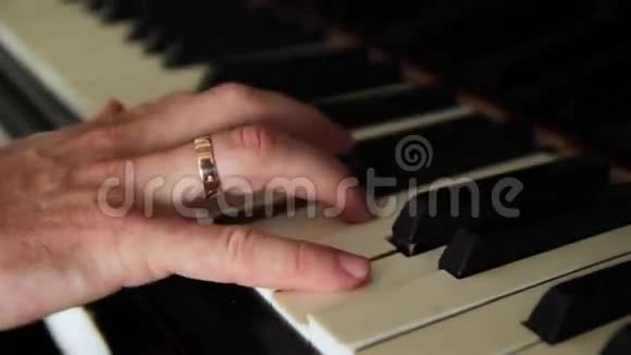 男性手弹钢琴视频的预览图