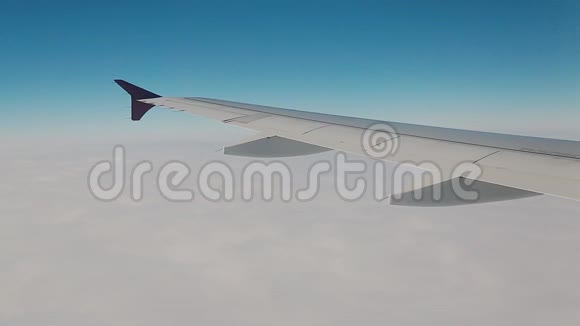 从飞机窗口到柔和颜色的云彩的景色视频的预览图