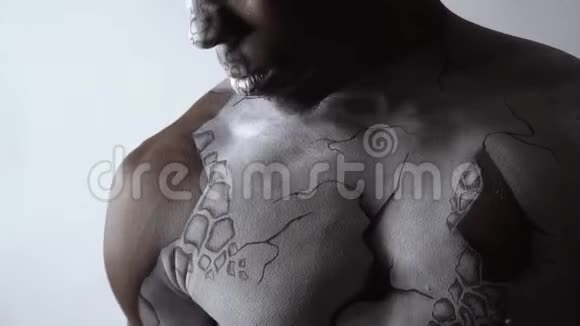 在一个黑人身上画白色的身体视频的预览图
