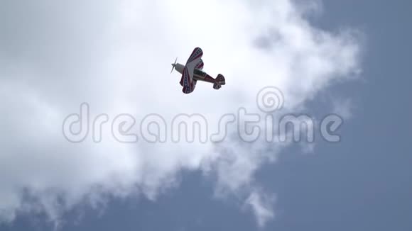 一架在云下飞行的红白飞机在慢速射击中的底部视野视频的预览图