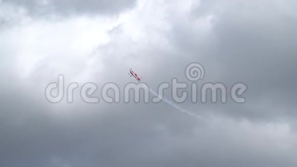美丽的库尔比特由红色的苏31在夏日的云层背景下表演视频的预览图