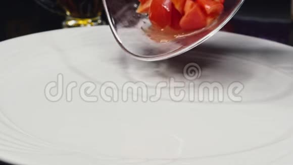 蔬菜和乌冬面变成汤新鲜的原料进入盘子而不是煮熟的4K视频的预览图
