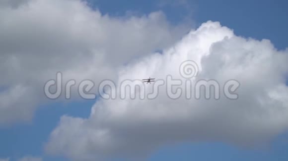 有四个翅膀的飞机飞向远方视频的预览图