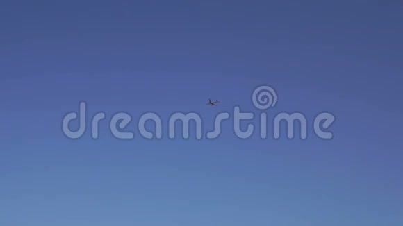 大客机在晴朗的蓝天中飞行视频的预览图