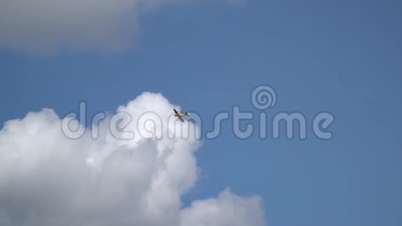 黄色的牦牛52型飞机在天空中高高地飞在云层中视频的预览图