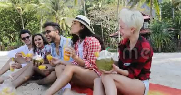 人们吃热带水果喝椰子鸡尾酒坐在棕榈树上快乐的男人和女人游客品尝视频的预览图