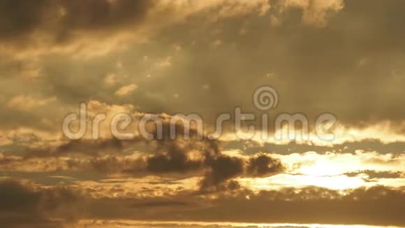日落时的金色云彩视频的预览图