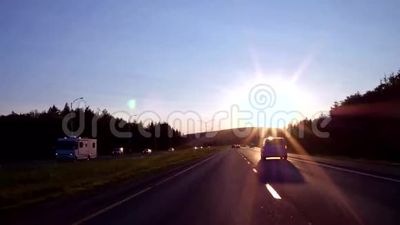 日落时分在高速公路上快速行驶视频的预览图