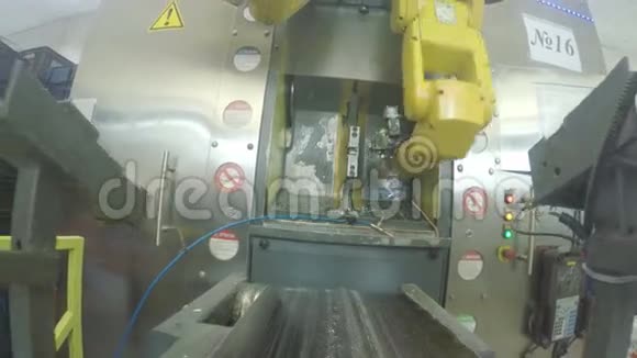 机械机械机械臂在输送机特写上的仪表细节视频的预览图