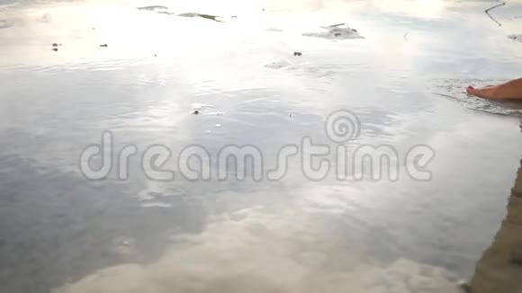 赤脚行走在低潮的海边高清慢速运动泰国范甘视频的预览图