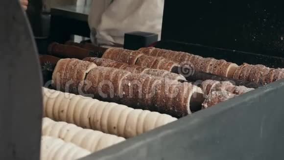 布拉格市场的街头美食捷克传统烘焙产品Trdelnik的制作工艺视频的预览图