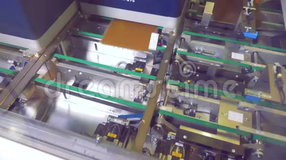 太阳能电池板工厂现代生产线特写镜头视频的预览图