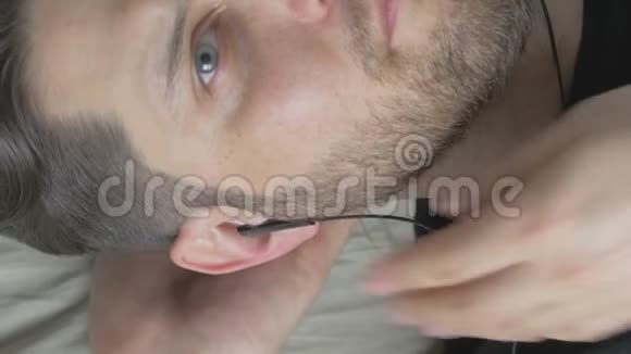 一个男人用耳机听音乐俯视图视频的预览图