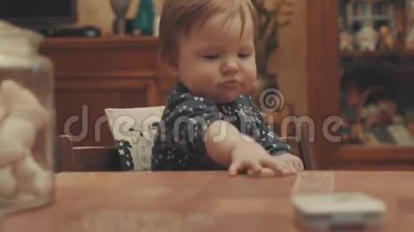 小宝宝坐在桌子旁边吃饼干视频的预览图