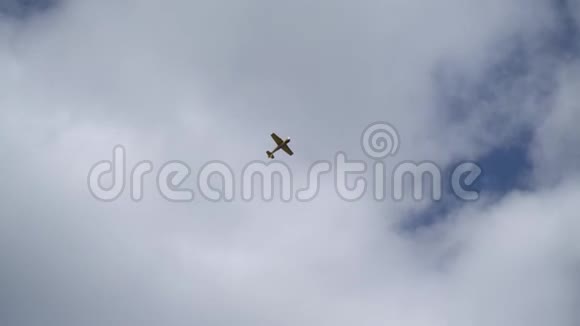黄色的牦牛52飞机执行一个叫库尔比特的特技飞行任务视频的预览图